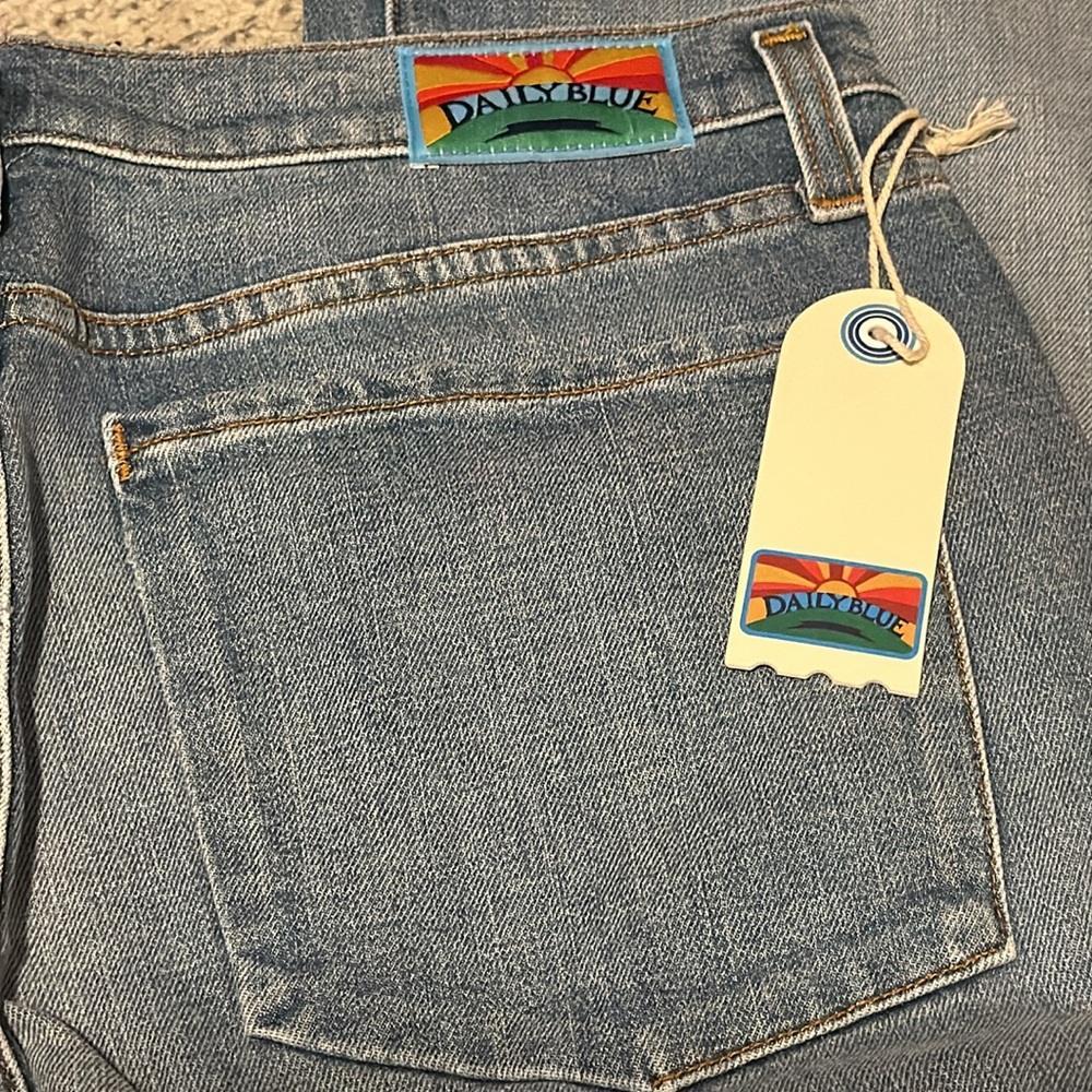 NWT Daily Blue Women’s Peace Mid-Rise Flare Leg Jeans Size 31 NWT 🎄🤶🎄 - Picture 6 of 10